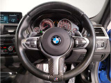 【ハンドル】ドライバーとBMW車の一体感がダイレクトに伝わるステアリングホイール。形状・太さへの拘りに加えて、操作性を高める為にスイッチ類も配置。クイックかつ安定のドライビングを体感下さい!