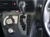 無段変速機(CVT)を搭載。有段変速機に存在する「変速ショック」が無いので、スムーズなアクセル操作が可能です♪
