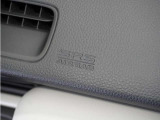 ◆助手席エアバッグ◆SRSエアバッグは、シートベルトだけでは防ぎきれない衝突時の衝撃から乗員を守るための安全装置。衝突時に瞬時に膨らみ、頭部や胸部がダッシュボードに直接衝突するのを防ぎます。