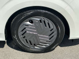 純正ホイールカバー付きです。シャープなデザインが車両のデザインとマッチしています。