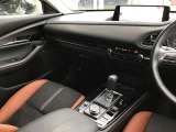 運転手が目線を落とさずに情報を得られるレイアウトを意識して設計されたマツダレイアウト