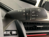オートライト装備、車外の明るさに応じて、自動的にライトの点灯・消灯を行います。