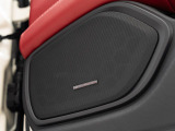メーカーオプションのharman/kardonプレミアムサウンドは室内を包み込むコンサート会場のような音を奏でます。
