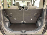 トランクのデッキボードの裏に設置されている脚を立て、リヤシートを倒すだけで荷室もより広く使えます!さらに、デッキボード下のスペースも活用すれば、上段と下段で2段積みが可能☆