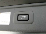 ワンタッチでバックドアが開閉。重たいバックドアも力いらずで開閉できる便利なパワーバックドア付きです!