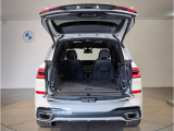 BMWではスペアタイヤが非搭載となるため、スペースは拡大されており、収納スペースとして利用可能。トランクの下にも収納スペースがあり、意外と役に立つスペースでございます。