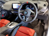 BMWの運転席はドライバーオリエンテッドという構造を採用。ドライバー目線の操作がしやすい設計になっており、ドライブ中にも目線の移動が少なく運転中にも簡単に操作ができます。