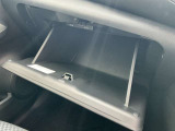 グローブボックス。車検証ブックや小物などが収納できるスペースがあります。