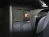 オートマチックハイビームとは、先行車や対向車のライトを認識し、ハイビームとロービームを自動で切り替える機能です。夜道の視界を確保します。詳細は販売店スタッフまでおたずねください。