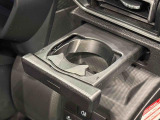 プッシュ式オートオープンカップホルダーを運転席に装備