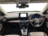 シンプルながら機能性あふれる運転席廻りです。視界性もよく、運転しやすいですよ。