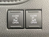 両側パワースライドドアです。両手が荷物でいっぱいの時、どちらからでもドアの開閉がラクラクです♪安全装置も付いているので、お子様の乗り降りも安心の便利機能です。