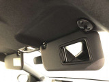 バイザーにはバニティミラー付き。車を降りる際には身だしなみをチェックを忘れずに♪