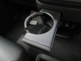 運転席からも助手席からも使いやすい位置にドリンクホルダーを配置しています。