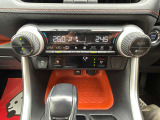 シートヒーター完備されているお車です。冬場の運転でも快適にお乗りいただくことができます。