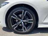 【BMWアロイホイール】軽量かつ強度に拘ったアロイホイール。走行性能ポテンシャルを引き出す設計。タイヤのサイドウォールが強化されたランフラットタイヤは、パンク時にタイヤがつぶれてもリムから外れません。