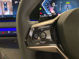 運転中にもオーディオの音量やFMの切り替えなどステアリングでの操作で切り替え可能なため、ステアリングから手を放す必要がない為、運転中でも操作が簡単でございます。