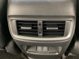 後部座席にもエアコンの吹き出し口があるので車内全体を快適に過ごすことができます。