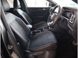 【フロントシート】 フロントには運転席・助手席エアバッグ・サイドエアバッグを標準装備。(ESP)横滑り防止装置&ABS搭載で悪路や雨天時の安全性も高い1台です。