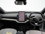 ドライバー・ディスプレイとセンターディスプレイを、12.3インチのタブレットに集約しました。運転操作に必要な情報とよく使う機能のコントロールボタンを、同一画面内にわかりやすく表示させることができます。