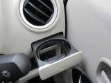 運転席で使用できる収納式ドリンクホルダーです。