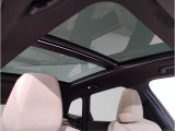 ★サンルーフ★解放感溢れる仕様です★チルドアップや全開にも出来、車内を明るくしてくれます★