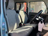 広く快適な運転席です。長距離運転も楽々ですよ!