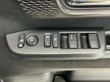 運転席のスイッチで全てのウィンドウの開閉操作を行うことができます。ロックボタンをONにしておくと、運転席以外のウィンドウは作動しないのでお子様を乗せているときなども安心ですね♪