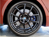 【BMWアロイホイル】軽量かつ強度に拘ったアロイホイル。走行性能ポテンシャルを引き出す設計。車の足元を引き締めてくれる大きなポイントはアロイホイルです。