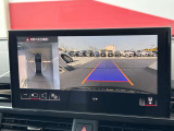 ●リアビューカメラ『入車経路を算出し、ガイドラインと補助線をディスプレイに表示します。同時にバンパーに内蔵のセンサーが障害物を感知し音で注意を促します。後方の死角も安心していただけます。』