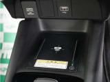 センターコンソールトレーはワイヤレス充電器(Qi(チー)規格)となっており、対応機種を置いておくだけで充電可能です。