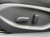運転席パワーシートは、シートの前後スライド、背もたれ部のリクライニングに加え、運転席は前後独立での高さと腰部のサポート量をすべて電動で調整可能!身長や体型にかかわらず、自分好みの位置が見つかりますよ!