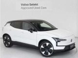 Volvo Cars appで車にリモートアクセスして、空調機能の操作や車の施錠・開錠、ソフトウェア更新などが可能です。エアコンやシートヒーターを操作して、出発前に車内を快適な温度に整えられます。
