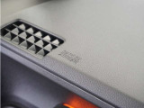 ◆助手席エアバッグ◆SRSエアバッグは、シートベルトだけでは防ぎきれない衝突時の衝撃から乗員を守るための安全装置。衝突時に瞬時に膨らみ、頭部や胸部がダッシュボードに直接衝突するのを防ぎます。