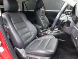 運転席のドアを開け、乗り込む際のイメージです。黒の本革シートが高級感を出してますね☆