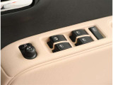 運転席窓操作部です。一括して操作ができ大変便利ですね。