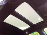 【サンルーフ】開放感たっぷりの希少装備、サンルーフが装着されています!車内に明かりを取り入れたり景色を楽しむ以外にも、車内の空気も簡単に換気できて快適です!
