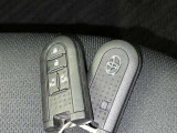 スマートキーをポケットやバッグに携帯していれば、キーを取り出すことなくドアハンドルを握り解錠、ドアハンドルのセンサーに触れるだけで施錠できます。