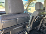 運転席と助手席の後ろに収納できるポケットあるので小さなお荷物も収納していただけます!