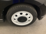 過度な装飾のない、純正ならではの統一感。足元が整うことで、車全体のシルエットがより一層引き立ちます。ありのままの良さを大切にしたい方に。