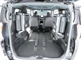 三列目シートは、折りたためますので大きなスペースが出来ちゃいます。キャンプ用品など大きな荷物もばっちり収納可能です♪