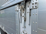 運転席側羽根ロックの締まりが固いです。