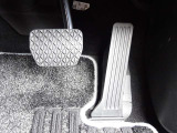 人間工学に基づき自然に足を伸ばした位置に配されたペダル類。コントロール性に優れたオルガン式ペダルと専用ロゴ入りフロアマットが、足元から上質で快適なドライビング環境を演出します。