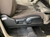 【前席】運転席にはシート高を調整できるハイトアジャスターが装備され、幅広いシートポジションの設定が可能になっております♪