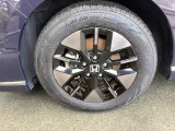 純正アルミホイールです。足元が引き立つので、車全体のイメージがアップしますよ!