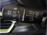 【オートワイパー機能】レバーをAUTOの位置にしているとき、レインセンサーが雨を感知すると、雨量に応じて、ワイパーが自動で作動します。