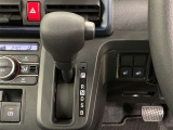 シフトレバーは扱いやすく、手になじむ形状です。