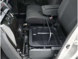 助手席シートアンダーボックス:車の助手席座面の下に設けられた収納スペースで、衣類や靴、車検証など、シーンに合わせて様々なものを収納が出来ます。