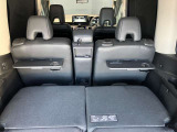 3列目シート用にシートバックテーブルが付いています。停車中などの際や、ちょっとした休憩の際には重宝します