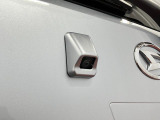 【バックカメラ】 対応モニターを装着することで、駐車時に車両後方の様子を見ることができます。